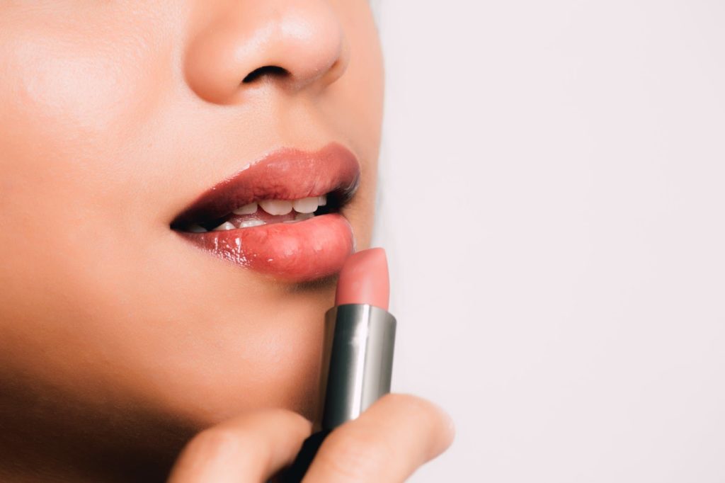 lipstik untuk melembapkan bibir